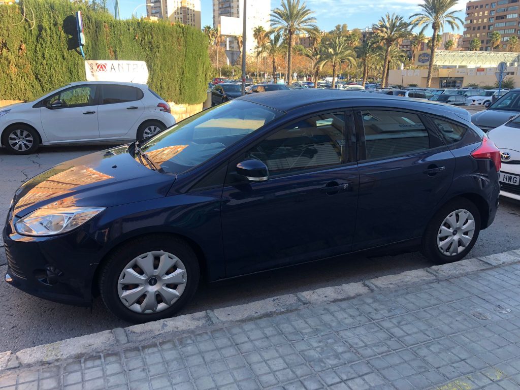 Alquila un Ford Focus 2012 diésel por solo 54,45€/día. Con 115 CV, 6 marchas y consumo eficiente. Reserva hoy mismo y disfruta del mejor alquiler.