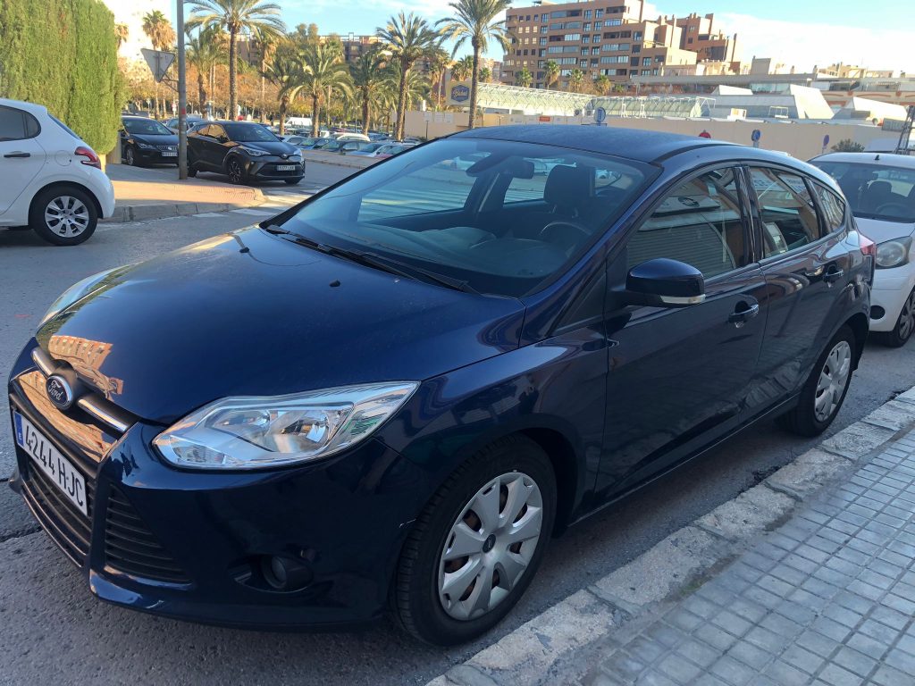 Alquila un Ford Focus 2012 diésel por solo 54,45€/día. Con 115 CV, 6 marchas y consumo eficiente. Reserva hoy mismo y disfruta del mejor alquiler.