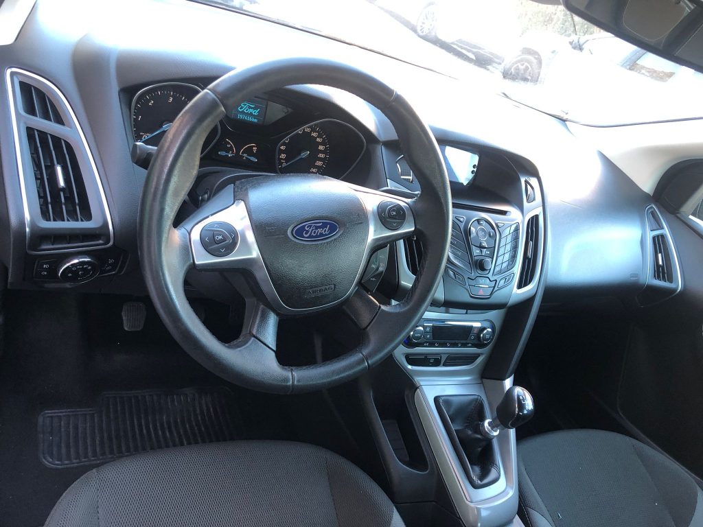 Alquila un Ford Focus 2012 diésel por solo 54,45€/día. Con 115 CV, 6 marchas y consumo eficiente. Reserva hoy mismo y disfruta del mejor alquiler.
