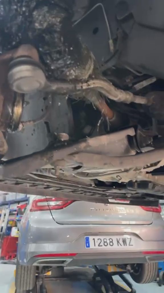Transmisión arrancada Dacia Logan por un saco